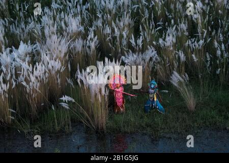 L'immagine di Chhau Dancer che si esibisce nel paesaggio di Kas del villaggio di Purulia, Bengala Occidentale, India, asia Foto Stock