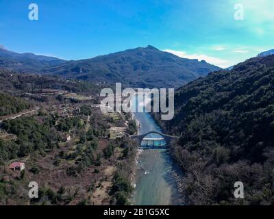 Ioannina Grecia NUOVO ponte di pietra riedificato di Plaka nel fiume arachthos tzoumerka, collega ioannina e Arta City, la vecchia era crollata nel 2015 Foto Stock