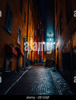 Bella e intima notte stretta strada in Gamla Stan - centro storico di Stoccolma. Foto Stock