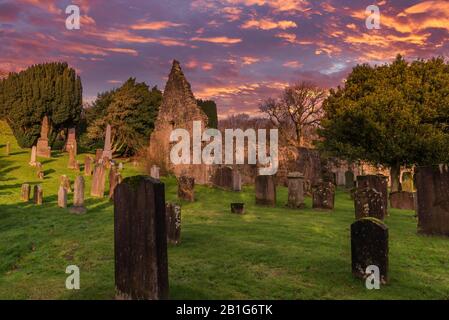 Chiesa di Kirkoswald e rovine del cimitero al tramonto, dove molti dei personaggi del poema di Robert Burn 'Tam o' Shanter' sono sepolti e posti nel cuore di Foto Stock