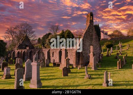 Rovine della chiesa di Kirkoswald e cimitero al tramonto dove molti dei personaggi del poema di Robert Burn 'Tam o' Shanter' sono sepolti e incastonati nel cuore di Foto Stock