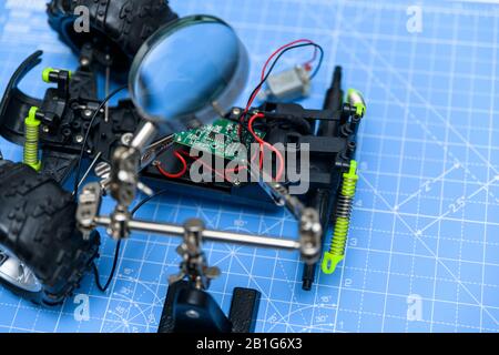 Vettura giocattolo Assenling con circuito stampato. Concetto di elettronica per giocattoli da assemblare, riparare, riciclare o utilizzare per l'istruzione. Foto Stock