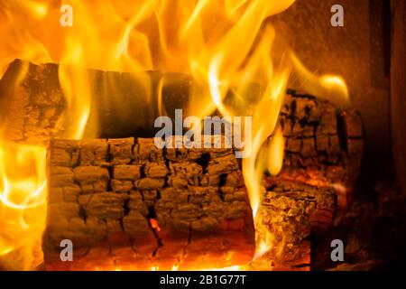 Legna che brucia in una stufa Foto Stock