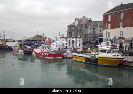 Padstow, Cornovaglia, Inghilterra, 21 febbraio 2020, piccole imbarcazioni e pescherecci sono nel porto. Foto Stock