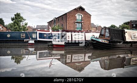 Barche a remi ormeggiate a Shardlow sul canale di Trent e Mersey, Derbyshire, Inghilterra, Regno Unito, Gran Bretagna Foto Stock