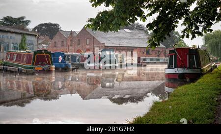 Barche a remi ormeggiate a Shardlow sul canale di Trent e Mersey, Derbyshire, Inghilterra, Regno Unito, Gran Bretagna Foto Stock