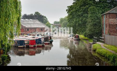 Barche a remi ormeggiate a Shardlow sul canale di Trent e Mersey, Derbyshire, Inghilterra, Regno Unito, Gran Bretagna Foto Stock