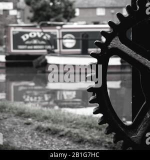 Barche a remi ormeggiate con l'ingranaggio Lock paddle di fronte, a Shardlow sul canale Trent e Mersey, Derbyshire, Inghilterra, Regno Unito, Gran Bretagna Foto Stock