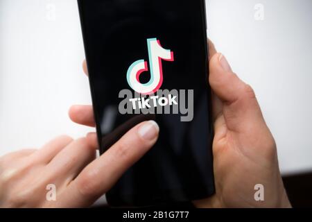 Ucraina, Kiev - 22th dicembre 2019 : logo Tik Tok sullo schermo del telefono. Applicazione per la creazione di brevi video. Foto Stock