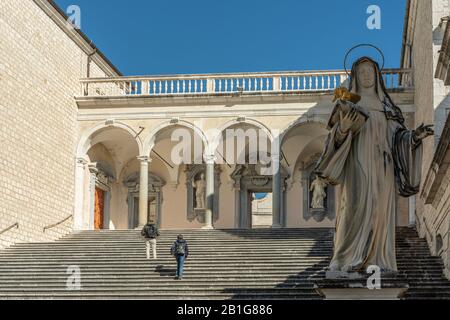 Statua in marmo di Santa Scolastica nel Chiostro del Bramante, abbazia di Montecassino Foto Stock