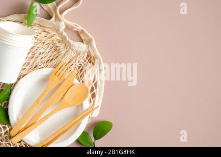 Produzione di sacco a rete e posate eco-friendly set su sfondo marrone. Vista dall'alto con spazio di copia. Zero rifiuti, concetto senza plastica. Stile di vita sostenibile co Foto Stock