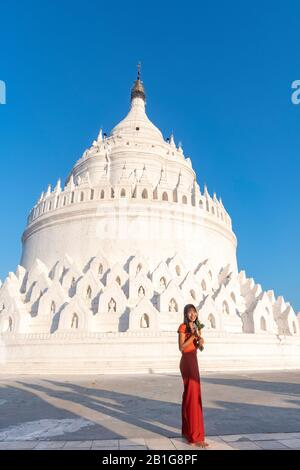 Bella giovane donna birmana alla Pagoda di Hsinbyume, Mingun, regione di Mandalay, Myanmar Foto Stock