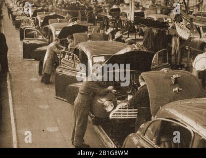 Una fotografia d'epoca che mostra gli operai di montaggio in Inghilterra che fanno l'automobile di Morris Oxford. Foto Stock