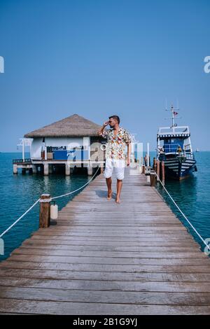 Bangsaray Pattaya Chonburi Thailandia gennaio 2020 piscina con vista sull'oceano Foto Stock