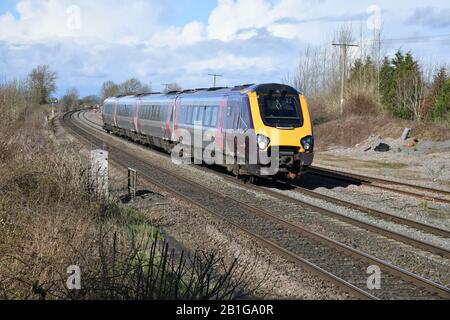 Un 4-Car arriva CrossCountry Voyager Class 220 su 1V87 10:35 Newcastle a Leggere passando Elford il 25 febbraio 2020 Foto Stock