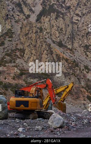 Due escavatori che scavano insieme il terreno Foto Stock