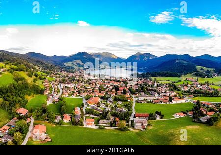 Panorama aereo di Beatuful sul lago di Schliersee, città, villaggio, Alpi montagne, cielo blu, nuvole. Baviera, Baviera, Monaco Di Baviera, Rosenheim. Germania Foto Stock