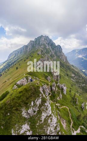 Veduta aerea della cima di Bares, del Passo Olone e della Valzurio ai piedi del Pizzo della Presolana. Foto Stock