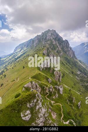 Veduta aerea della cima di Bares, del Passo Olone e della Valzurio ai piedi del Pizzo della Presolana. Foto Stock