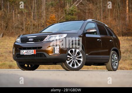 Attrezzatura Kia Sorento Platinum, modello Facelift, anno 2014, colore metallizzato marrone mocca. suv famiglia 4x4 isolato in un parcheggio vuoto, sessione fotografica Foto Stock