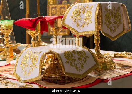Donetsk, Ucraina. 2020, 7 Gennaio. Santa Comunione. Calici d'oro con il corpo santificato e sangue di Cristo sulla Santa Sede, coperti di bianco Foto Stock