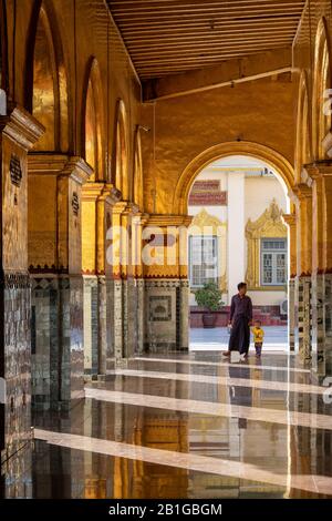 Collonade Soleggiate Alla Pagoda Di Mahamuni, Mandalay, Regione Di Mandalay, Myanmar Foto Stock