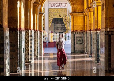 Collonade Soleggiate Alla Pagoda Di Mahamuni, Mandalay, Regione Di Mandalay, Myanmar Foto Stock