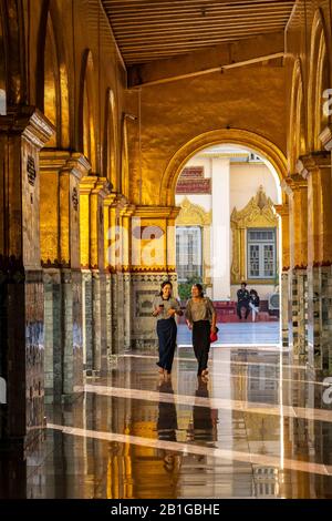 Collonade Soleggiate Alla Pagoda Di Mahamuni, Mandalay, Regione Di Mandalay, Myanmar Foto Stock