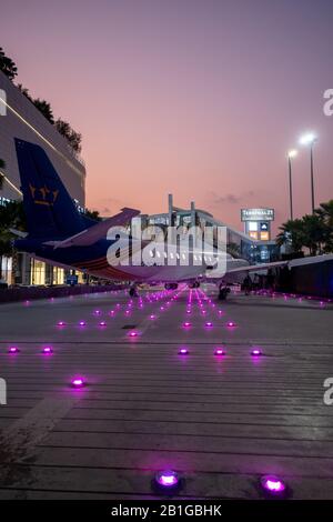 Pattaya Thailandia Gennaio 2020, fronte vuoto del centro commerciale Terminal 21 con coppia a piedi in aereo durante il tramonto Foto Stock