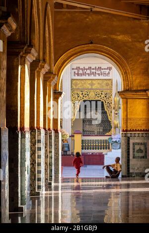 Collonade Soleggiate Alla Pagoda Di Mahamuni, Mandalay, Regione Di Mandalay, Myanmar Foto Stock