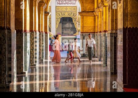 Collonade Soleggiate Alla Pagoda Di Mahamuni, Mandalay, Regione Di Mandalay, Myanmar Foto Stock