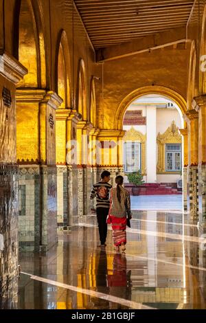 Collonade Soleggiate Alla Pagoda Di Mahamuni, Mandalay, Regione Di Mandalay, Myanmar Foto Stock