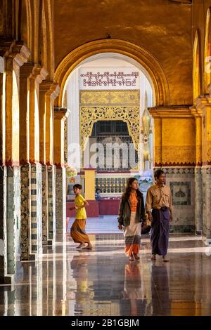 Collonade Soleggiate Alla Pagoda Di Mahamuni, Mandalay, Regione Di Mandalay, Myanmar Foto Stock