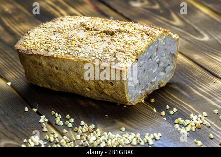 Una ricetta salutare e molto facile per un pane vegano senza glutine di grano saraceno, utilizzando semi di sesamo e girasole. Cibo vegetariano. Pane dentellato con Foto Stock