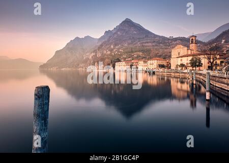 Lago di Iseo al tramonto, Marone, Brescia, Italia Foto Stock