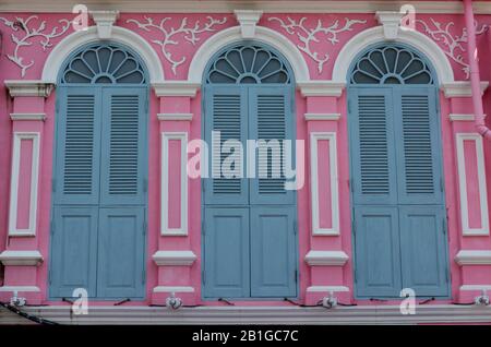 bella architettura e archi con archi su un edificio storico in stile impero a bangkok, thailandia, asia. Foto Stock