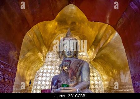 Statue Di Buddha Chiuse A Shinpin Shwe Sat Thwar Pagoda, Kyaukse, Mandalay Regione, Myanmar Foto Stock