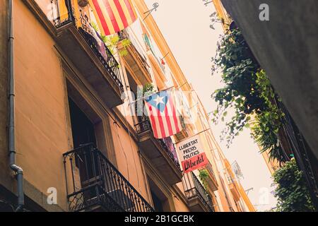 Bandiere catalane di indipendenza sui balconi a Barcellona, Spagna. Foto Stock