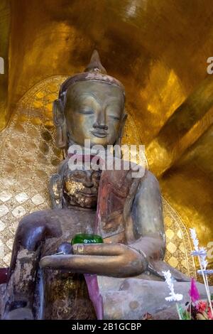 Statue Di Buddha Chiuse A Shinpin Shwe Sat Thwar Pagoda, Kyaukse, Mandalay Regione, Myanmar Foto Stock