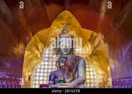 Statue Di Buddha Chiuse A Shinpin Shwe Sat Thwar Pagoda, Kyaukse, Mandalay Regione, Myanmar Foto Stock