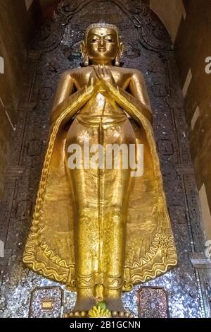 Statua Del Buddha In Piedi Presso La Pagoda Di Ananda, Bagan, Regione Di Mandalay, Myanmar Foto Stock