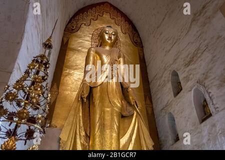 Statua Del Buddha In Piedi Presso La Pagoda Di Ananda, Bagan, Regione Di Mandalay, Myanmar Foto Stock