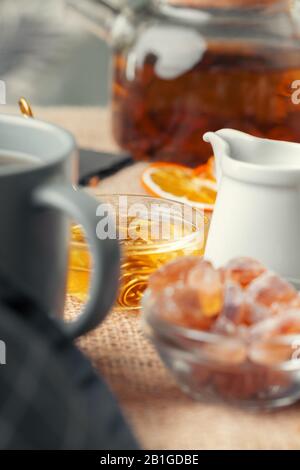 Tè cinese teapot limone zenzero miele su tovaglia leggera. Cerimonia del tè Foto Stock