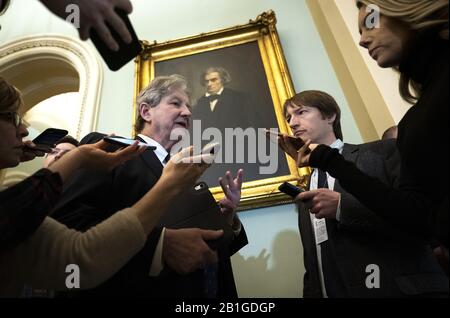 Washington, Stati Uniti. 25th Feb, 2020. John Kennedy, R-LA, parla ai giornalisti prima del pranzo di gruppo a Capitol Hill a Washington, DC martedì 25 febbraio 2020. Credito: Upi/Alamy Live News Foto Stock