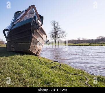 Gli archi di una narrowboat marooned dopo l'inondazione Foto Stock