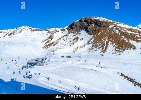 Grindelwald-FIRST, SVIZZERA - 15 GENNAIO 2020: Sciatori sulla Prima montagna di Grindelwald nelle Alpi Bernesi della Svizzera, Foto Stock