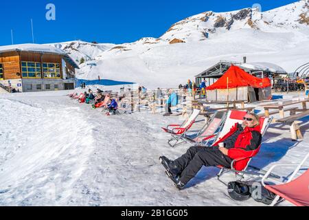 Grindelwald-FIRST, SVIZZERA - 15 GENNAIO 2020: La gente a Schreckfeld sulla Prima montagna ammira le splendide viste alpine e goditi gli sport invernali. Foto Stock