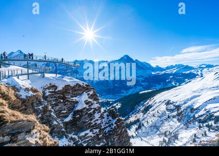 Grindelwald-FIRST, SVIZZERA - 15 GENNAIO 2020: La passeggiata sulla scogliera sulla Prima montagna di Grindelwald è una popolare attrazione turistica Foto Stock