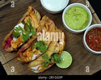 Tacos messicani su un bordo di legno Foto Stock