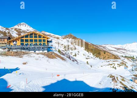 Kleine SCHEIDEGG, SVIZZERA - 16 GENNAIO 2020: Kleine Scheidegg è un passo di montagna, situato sotto e tra le vette dell'Eiger e del Lauberhorn Foto Stock